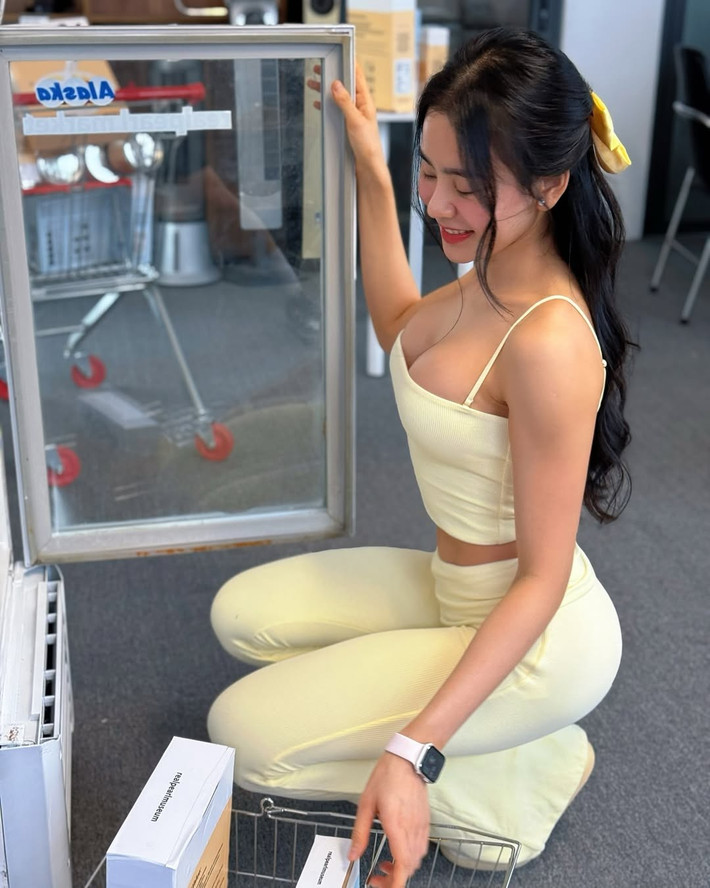Cô nàng thoải mái tạo dáng bên kệ hàng, từ việc cầm sản phẩm đến những cử chỉ tự nhiên đều thể hiện sự quen thuộc với ống kính.