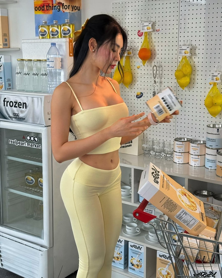 Xuất hiện tại siêu thị với bộ đồ crop top và quần legging màu vàng pastel trong bộ ảnh mới, nàng "hot girl phòng gym" Nguyễn Phương Trang đã thu hút mọi ánh nhìn.