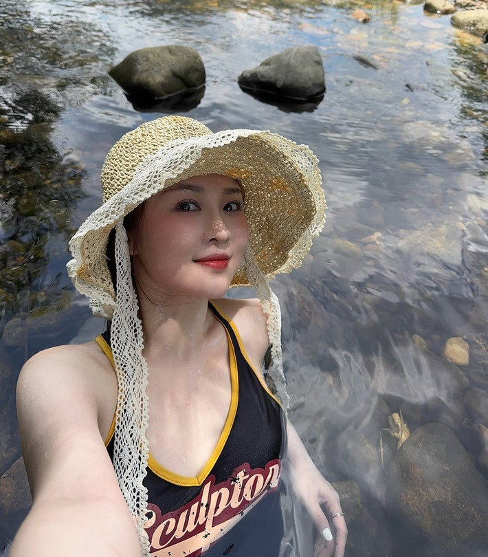 Xuất hiện trong bộ outfit mang đậm tinh thần mùa hè gồm áo tank top thể thao, quần short jeans rách cá tính và chiếc nón cói rộng vành, Ribi Sachi khoe vẻ đẹp giản dị, gần gũi nhưng vẫn đầy cuốn hút.