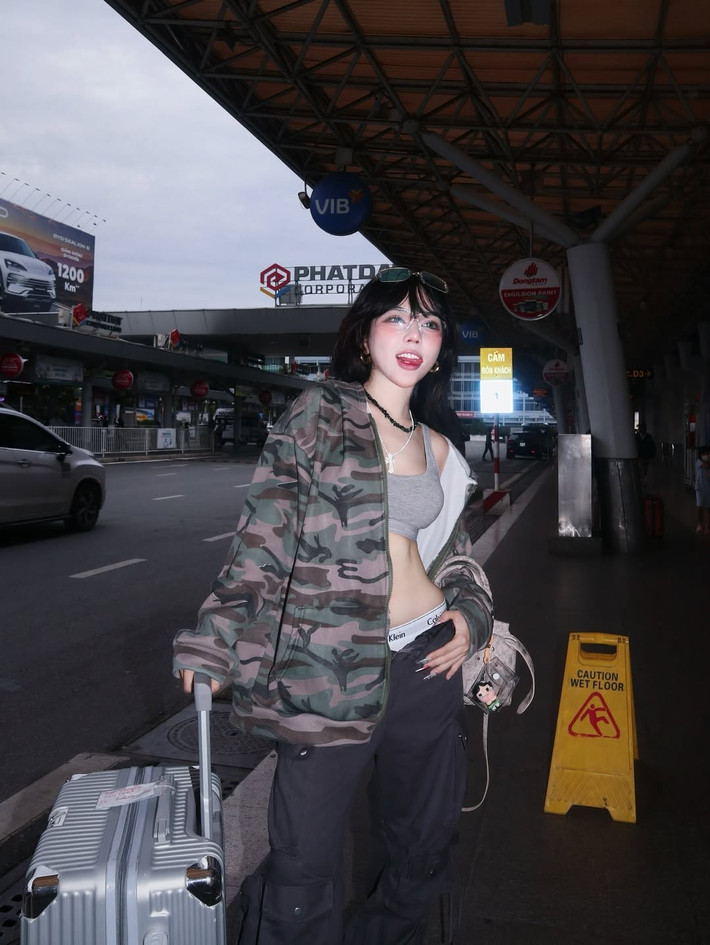 Trong bộ ảnh, Bảo Khuyên Susan xuất hiện với outfit mang đậm hơi hướng streetwear và Y2K. Cô diện áo bra top màu xám tro khoe trọn vòng eo thon gọn và cơ bụng săn chắc, kết hợp cùng quần cargo ống rộng màu xám đậm cực kỳ "cool ngầu".