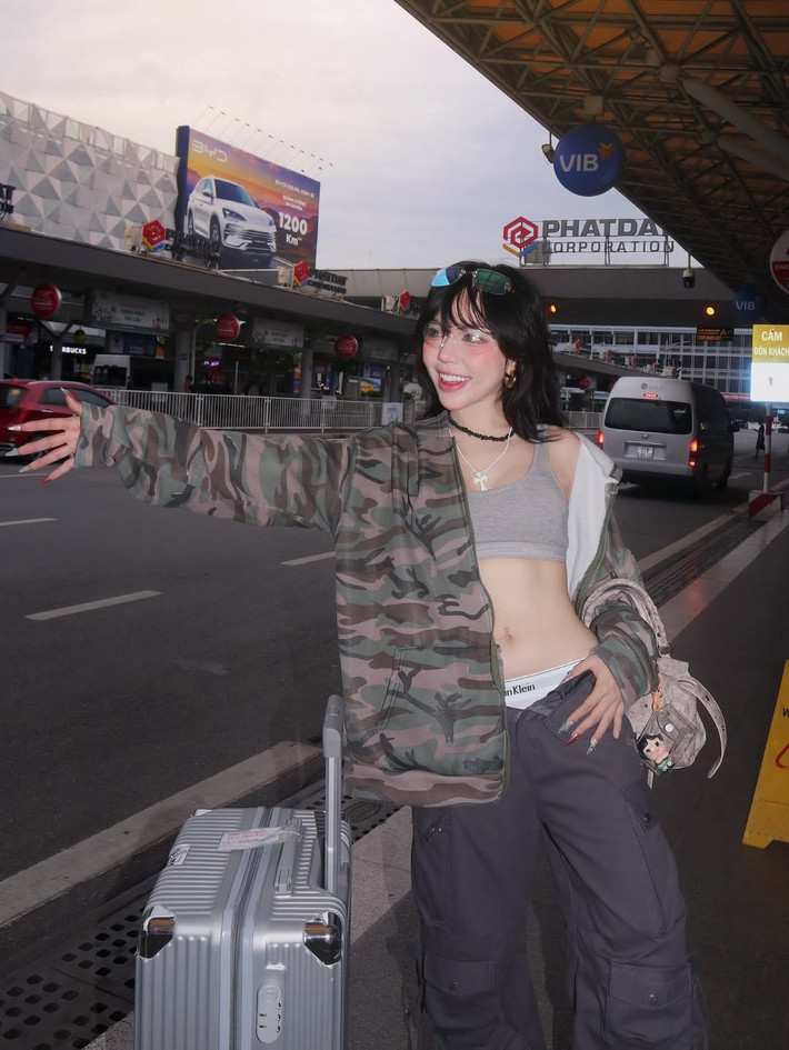 Hot girl Bảo Khuyên Susan (tên thật Nguyễn Lê Bảo Khuyên) vừa gây chú ý khi chia sẻ loạt ảnh thời trang sân bay đầy cá tính và ấn tượng của mình. Cô nàng một lần nữa khẳng định gu ăn mặc "chất" và sự tự tin trong việc thể hiện phong cách riêng.