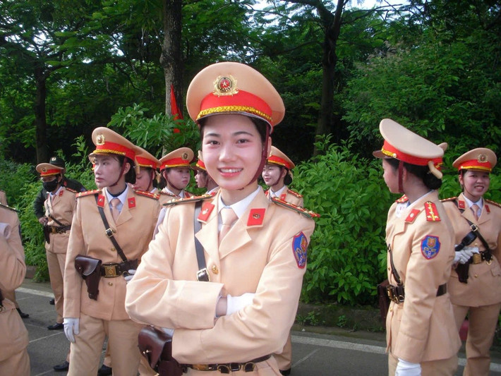 Với trái tim nhiệt huyết, Phương Ngân đã cùng đồng đội miệt mài luyện tập, sải bước nghiêm trang trong khối nữ sĩ quan Cảnh sát giao thông. (Ảnh: FB Phương Nguyễn)