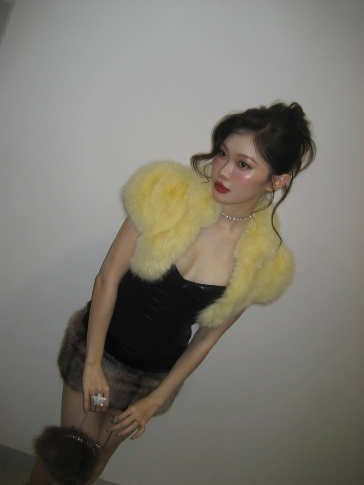 Ngoài ra, Ly Phạm kết hợp với 1 số phụ kiện như dây chuyền choker kim cương lấp lánh hay nhẫn to bản statement.