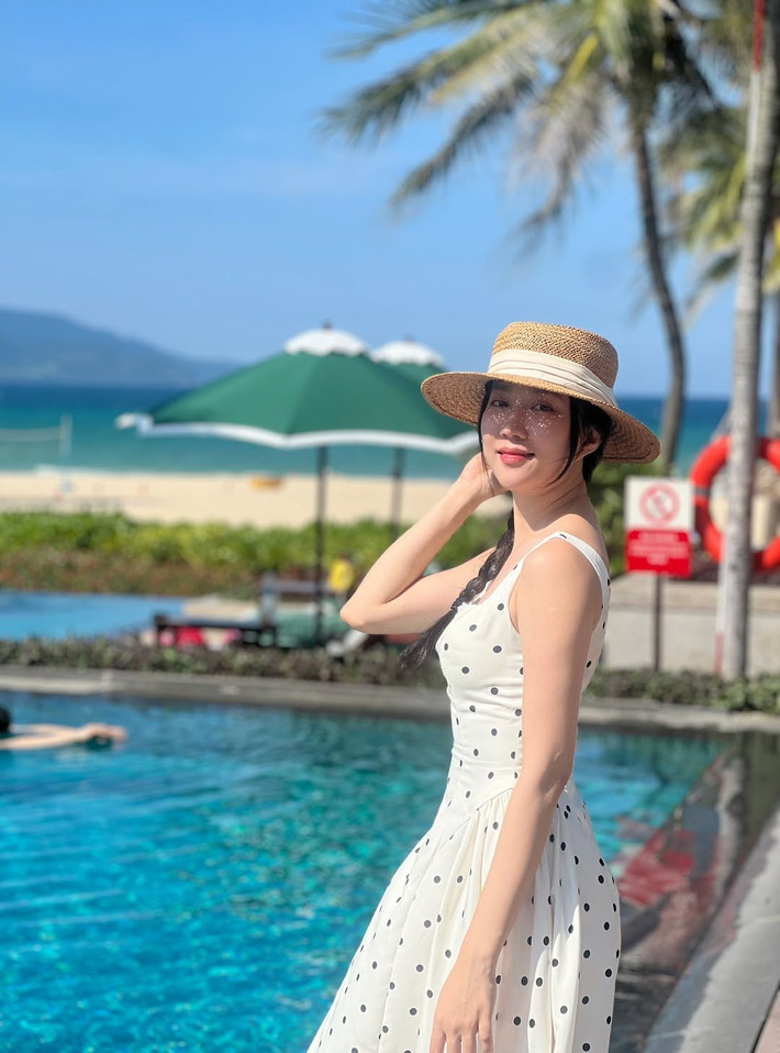 Trên trang cá nhân, cô nàng thường đăng tải những khoảnh khắc đời thường, tham gia một số bộ môn thể thao rèn luyện sức khỏe như pickleball.