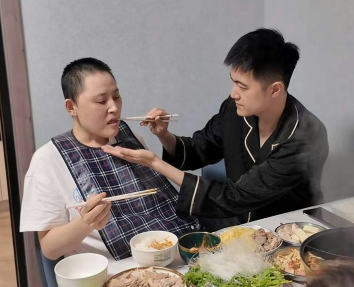 Ban đầu, cô chỉ có triệu chứng đau đầu, nhưng sau đó tình trạng diễn tiến nhanh chóng, khiến cô không thể đi lại bình thường. (Ảnh: LINE TODAY)