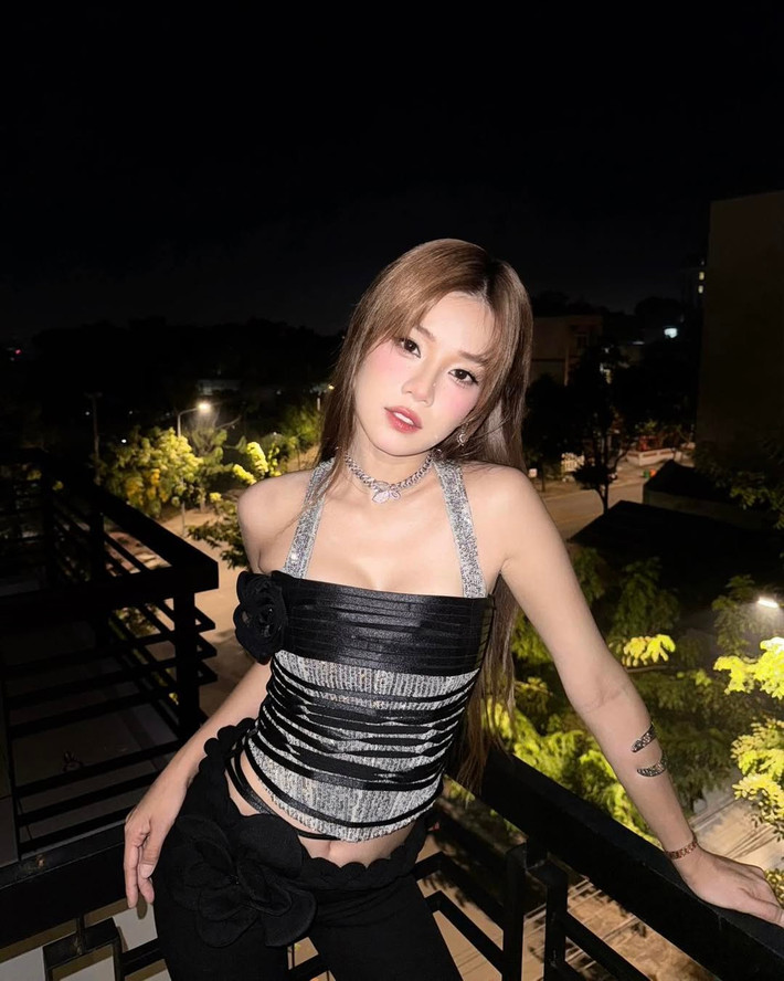 Từng gắn liền với hình ảnh trong sáng, ngây thơ, gần đây Hoàng Yến Chibi chuyển mình phá cách cùng với những thiết kế cuốn hút, cắt xẻ ấn tượng. Trong loạt ảnh mới, cô nàng diện outfit cắt xẻ ấn tượng, nữ ca sĩ như hóa thân thành một “quý cô tiệc tùng” thứ thiệt, vừa kiêu kỳ vừa thời thượng.