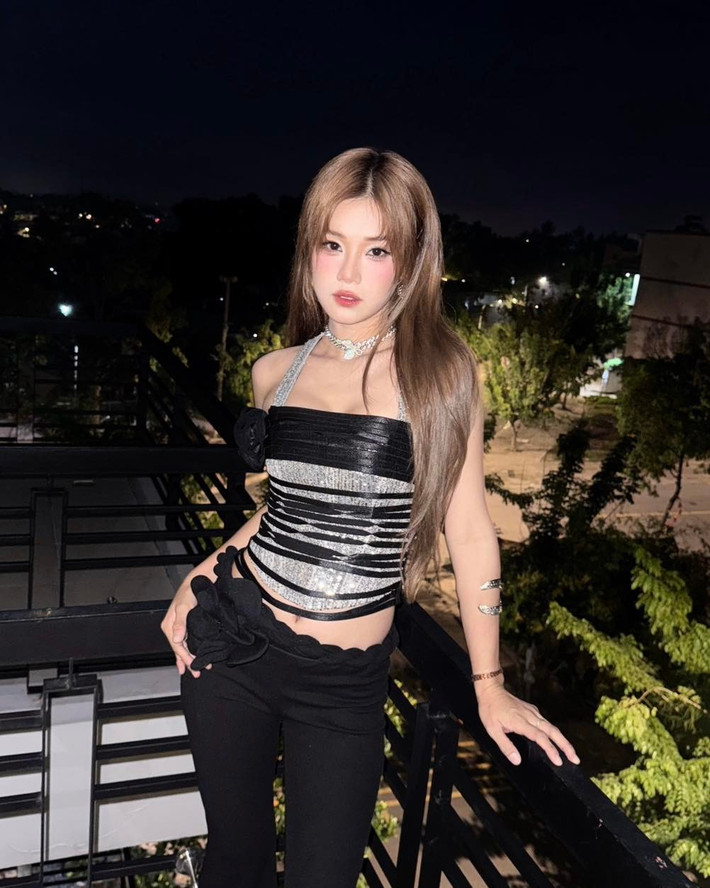 Điểm nhấn nằm ở thiết kế cúp ngực và những đường cut-out tinh tế tạo hiệu ứng thị giác mạnh, tôn lên vẻ đẹp hình thể nhưng không hề phô phang.