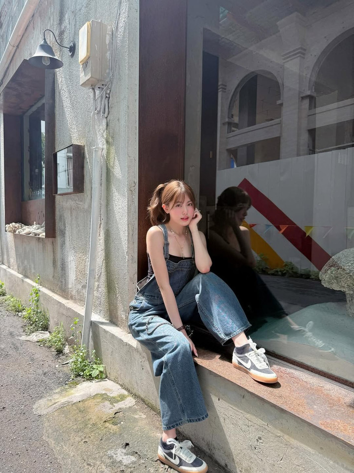 Dù là ảnh selfie trong gương hay khoảnh khắc ăn uống ở quán cà phê, cô nàng đều toát lên thần thái rạng rỡ, cuốn hút. (Ảnh: FBNV)