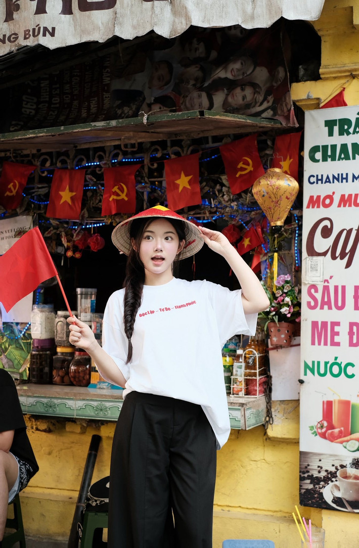 Những ngày cuối tháng 8, khắp các con phố lớn nhỏ ở Hà Nội như được khoác lên mình chiếc áo rực rỡ của cờ đỏ sao vàng, rộn ràng không khí chào mừng Quốc khánh 2/9. (Ảnh: FBNV)