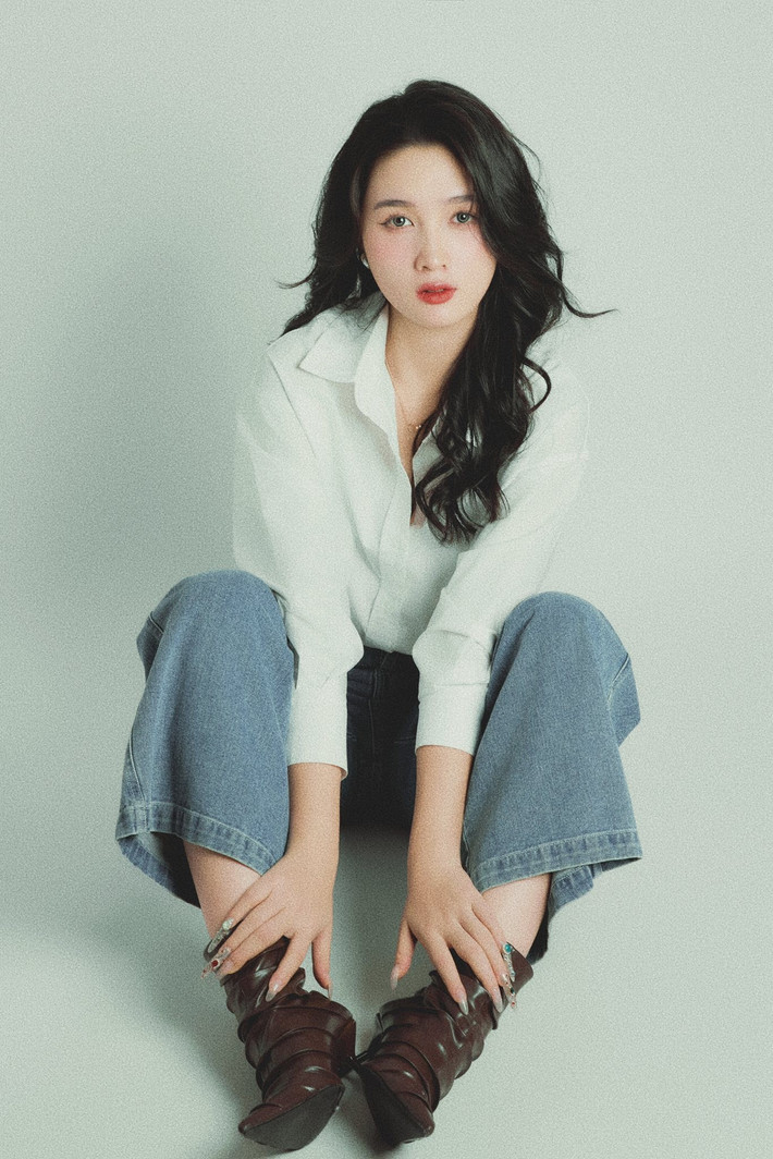 Trong những shoot hình, Ngọc Ánh gây ấn tượng với gương mặt khả ái, đường nét hài hòa và làn da trắng mịn. (Ảnh: FBNV)
