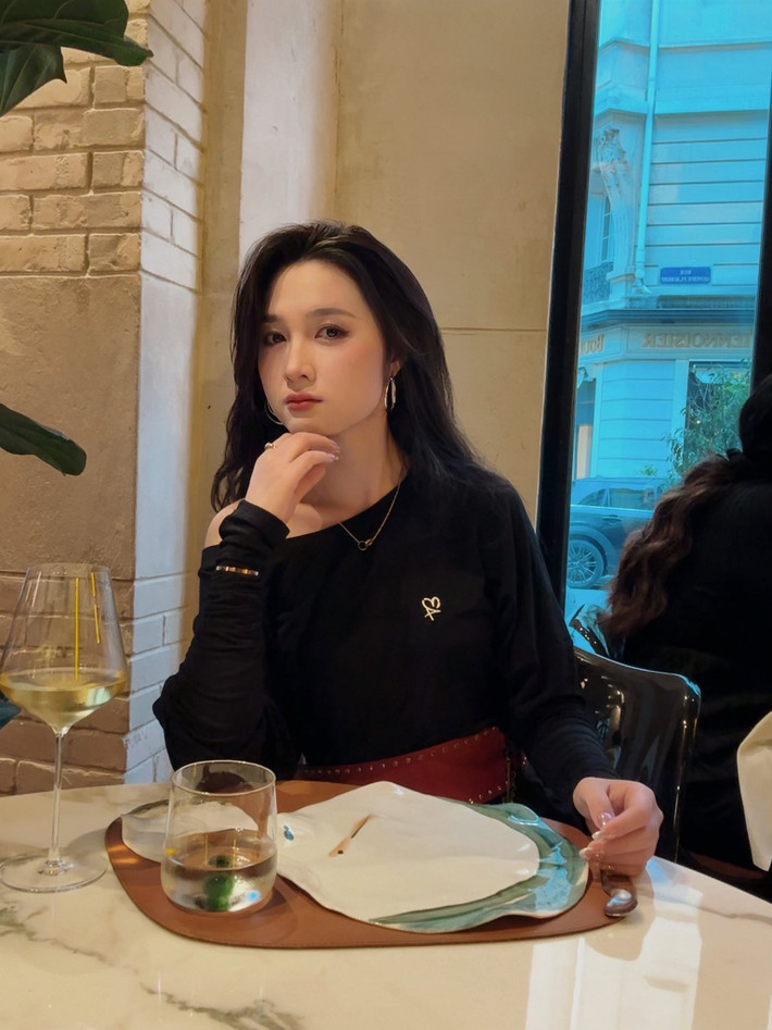 Bộ ảnh này của Ngọc Ánh một lần nữa khẳng định sức hút của vẻ đẹp tự nhiên, không phô trương. Nét đẹp nhẹ nhàng, dịu dàng của cô nàng trước nay vẫn luôn ghi điểm tuyệt đối trong lòng người hâm mộ. (Ảnh: FBNV)