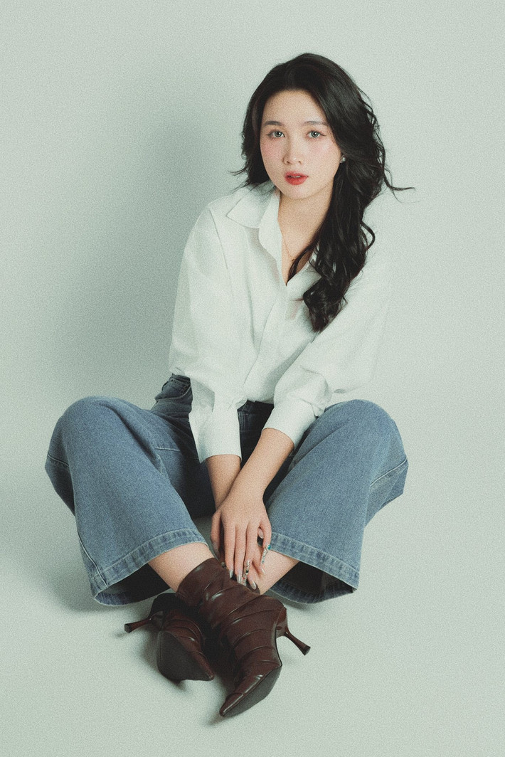Diện trang phục áo sơ mi trắng kết hợp cùng quần jeans, Ngọc Ánh khoe trọn vẻ đẹp trong trẻo và không kém phần hiện đại. (Ảnh: FBNV)
