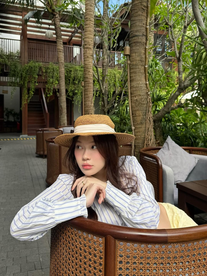 Trong loạt ảnh mới đăng tải, Ly Phạm xuất hiện với hình ảnh tươi tắn, rạng rỡ. Cô diện những bộ trang phục thoải mái nhưng không kém phần thời thượng, khéo léo khoe chiếc bụng bầu tròn trịa. (Ảnh: IGNV)