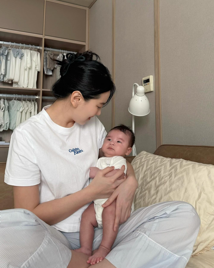 Qua những dòng trạng thái và hình ảnh, có thể thấy Mai Ngọc đang thực sự tận hưởng trọn vẹn từng khoảnh khắc ý nghĩa bên thiên thần nhỏ của mình. (Ảnh: IGNV)