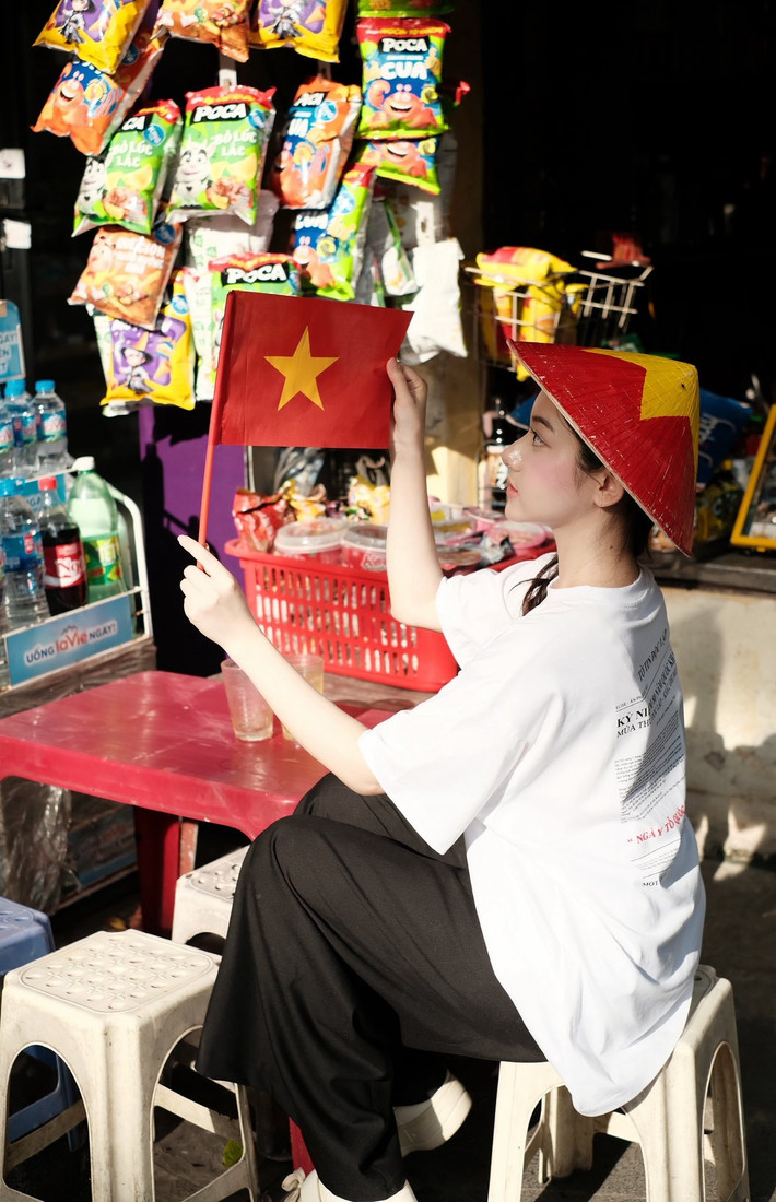 Đăng tải kèm với loạt ảnh trên trang cá nhân, Quỳnh Trương bày tỏ: "Thủ đô những ngày rợp cờ hoa. Chiều thu ngồi trà đá vỉa hè, ngắm phố phường náo nức trong không khí kỷ niệm 80 năm Quốc khánh Việt Nam". (Ảnh: FBNV)