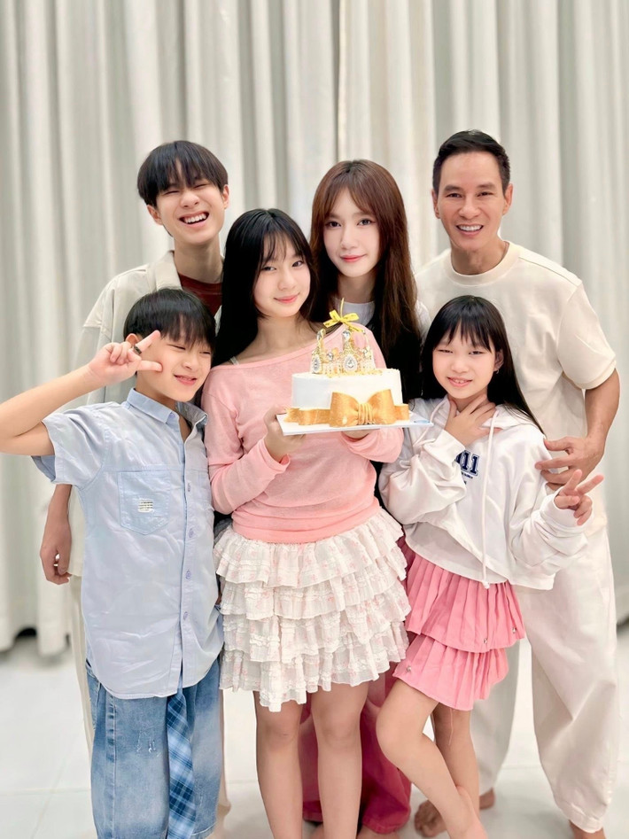 Mới đây, gia đình Lý Hải - Minh Hà đã tổ chức tiệc sinh nhật tuổi 12 cho ái nữ Cherry. Trên trang cá nhân, đạo diễn Lý Hải vui mừng gửi lời chúc mừng sinh nhật con gái. Nam đạo diễn dành lời thương yêu trong ngày đáng nhớ của con: "Dù con có bao nhiêu tuổi nhưng con mãi là em bé của ba như ngày nào".