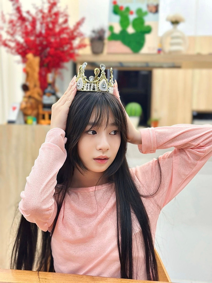Nhiều người nhận xét cô bé thừa hưởng phần lớn nét đẹp từ mẹ Minh Hà, đến kiểu tóc nhìn cũng giống nhau nên được so sánh như 2 chị em sinh đôi.