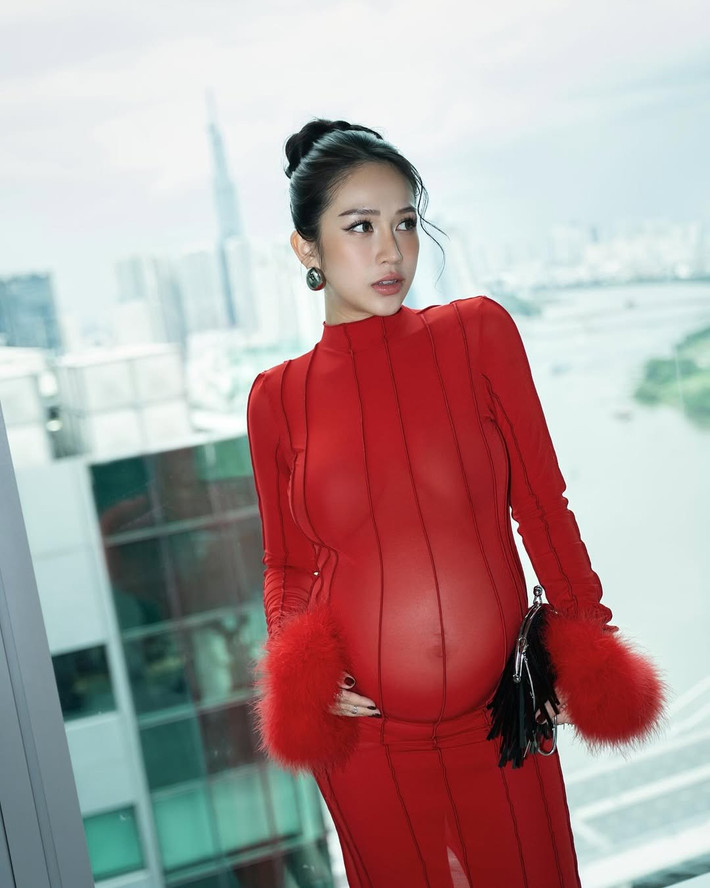 Dù bụng bầu đã khá lớn, Joyce Phạm vẫn tự tin tạo dáng, thể hiện thần thái chuyên nghiệp và đầy cuốn hút.