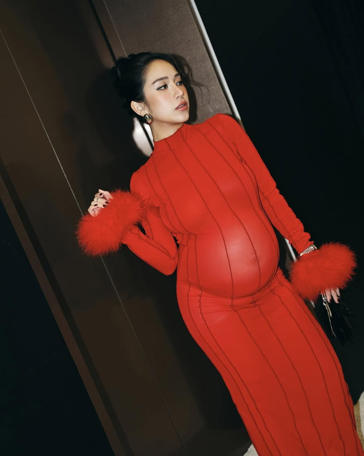 Mới đây, Joyce Phạm – ái nữ nhà đại gia Minh Nhựa và là một trong những hot mom được giới trẻ yêu mến – đã gây chú ý lớn khi xuất hiện tại một sự kiện. Dù đang ở những tháng cuối của thai kỳ, Joyce Phạm vẫn khiến mọi ánh nhìn phải đổ dồn với vẻ ngoài rạng rỡ, thần thái cuốn hút và đặc biệt là phong cách thời trang ấn tượng, tôn lên vẻ đẹp riêng của mẹ bầu.