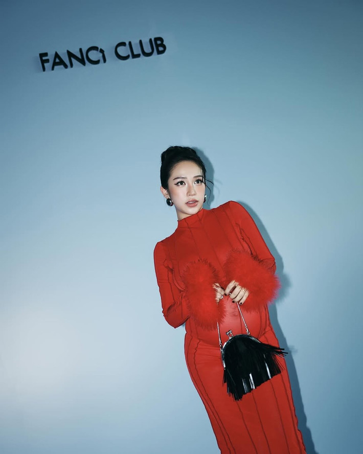 Trong sự kiện lần này, Joyce Phạm lựa chọn một chiếc đầm dài ôm sát màu đỏ nổi bật, với chất liệu co giãn nhẹ nhàng, khéo léo khoe trọn bụng bầu đang lớn dần.