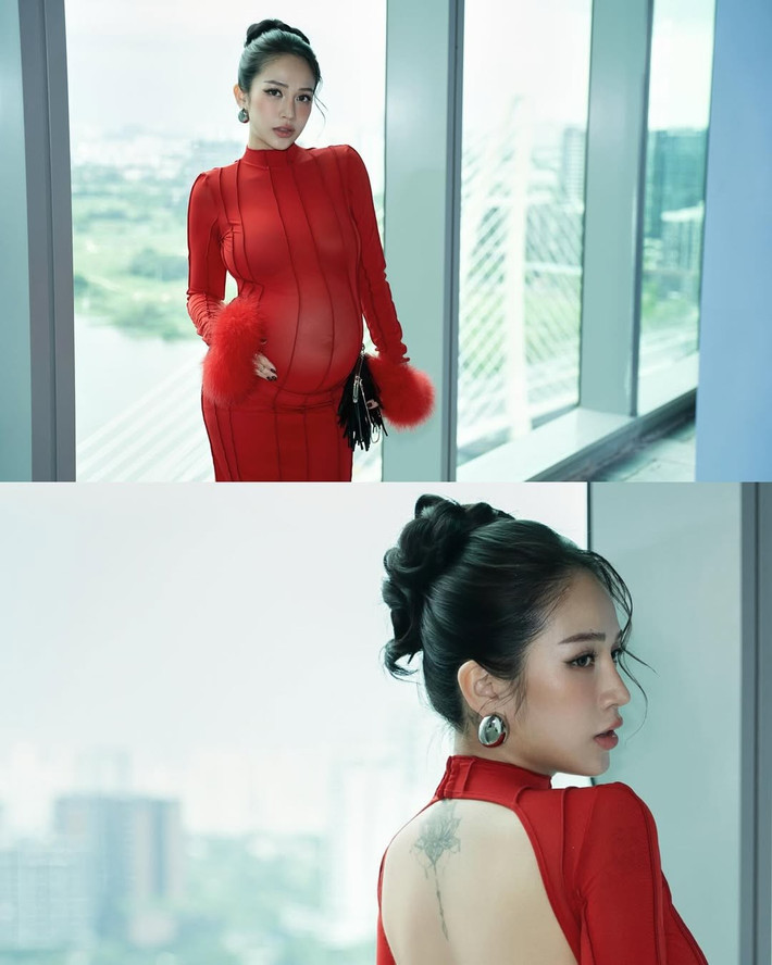 Điểm nhấn là hai chiếc bao tay lông xù cùng tông màu đỏ, mang đến vẻ sang trọng, phá cách và tạo điểm nhấn thú vị.