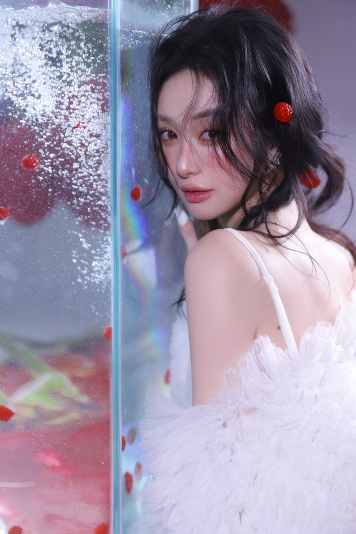 Jun Vũ diện những thiết kế mang gam màu trắng chủ đạo, chất liệu mềm mại như ren và voan, gợi liên tưởng đến sự tinh khôi và thuần khiết.