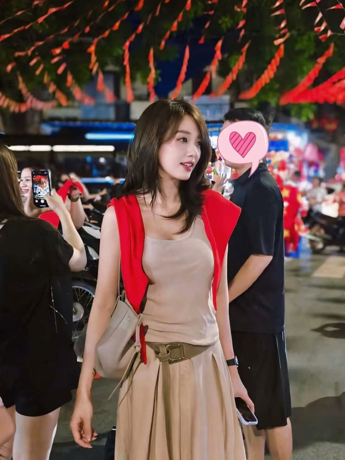 Trên trang cá nhân của mình, Hà Kim cũng đăng tải những khoảnh khắc khác khi cô nàng hòa mình cùng dòng người để đi xem buổi hợp luyện. (Ảnh: FBNV)