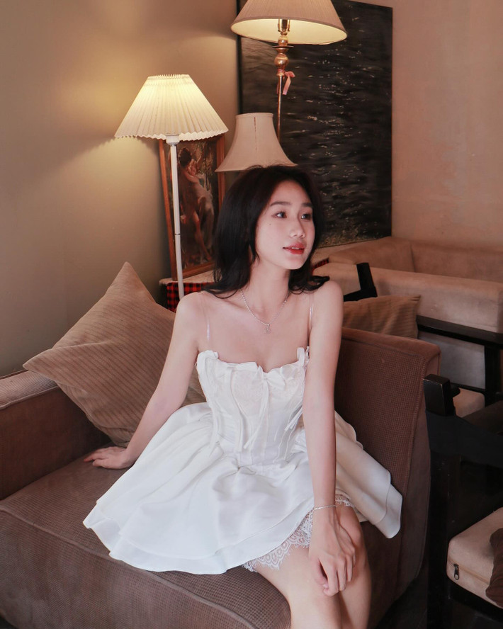 Trong những hình ảnh được đăng tải lên trang cá nhân, cô nàng thường diện các trang phục nhẹ nhàng, tôn lên vóc dáng mảnh mai, xinh xắn. (Ảnh: FBNV)