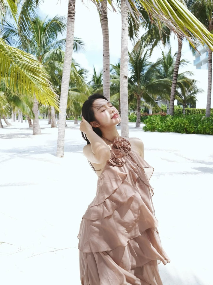 Bộ ảnh lần này của Doãn Hải My không chỉ thể hiện gu thời trang tinh tế, mà còn cho thấy thần thái tự tin, tràn đầy sức sống.