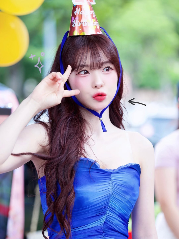 Trong một bức ảnh khác, Lee Da Hye diện trang phục màu xanh nổi bật, đội mũ sinh nhật và tạo dáng vô cùng tinh nghịch. (Ảnh: Instagram @le_dahye)