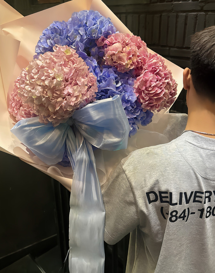 Đặc biệt, bó hoa cẩm tú cầu cỡ lớn với hai tông màu hồng và xanh pastel do một chàng trai giấu mặt ôm được Tammy Phạm đăng tải đã khiến nhiều người hâm mộ tin rằng, Tammy Phạm đang tận hưởng hạnh phúc bên "nửa kia" mới của mình.