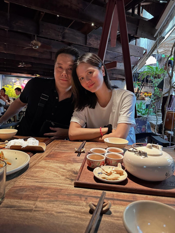 Cô thường sánh đôi ngọt ngào cùng ông xã, tham gia nhiều hoạt động cùng với con gái của mình. (Ảnh: FBNV)