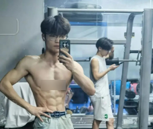 Tất nhiên, việc nổi tiếng nhờ vào ngoại hình giống Faker là vô tình, nhưng những cái tên này sau đó đều tích cực tận dụng "nền tảng" sẵn có này để xây dựng thương hiệu riêng của mình.