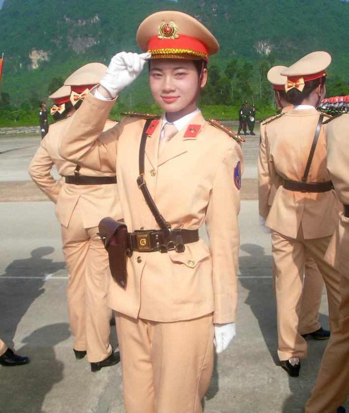 Nụ cười rạng rỡ, ánh mắt kiên định của cô giữa hàng ngũ nghiêm trang đã trở thành biểu tượng cho sự mạnh mẽ, không ngại khó khăn những nữ chiến sĩ. (Ảnh: FB Phương Nguyễn)