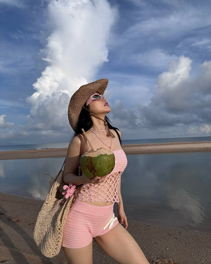 Điểm nhấn nổi bật là hình sao biển trắng thêu tay đậm chất biển cả – vừa dễ thương, vừa gợi liên tưởng đến phong cách boho nhiệt đới.