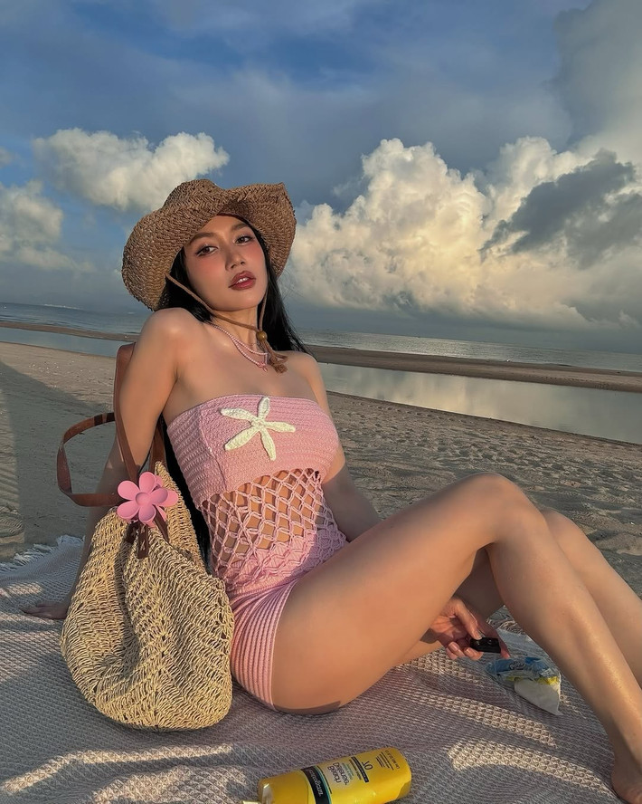 Không chỉ là ca sĩ, diễn viên, Sĩ Thanh còn được biết đến với vai trò fashionista khi thường xuyên “biến hóa” phong cách thời trang theo từng điểm đến. Dù là style năng động, thanh lịch hay táo bạo như lần này, cô luôn biết cách tạo dấu ấn riêng nhờ khả năng mix & match thông minh cùng vóc dáng không tuổi.