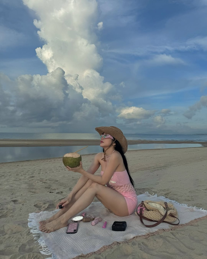 Chiếc mũ cao bồi cùng kính râm bản to mang đến vibe "tropical cowgirl" cực chất – giúp tổng thể outfit vừa sexy vừa độc đáo, đậm chất mùa hè nhiệt đới.
