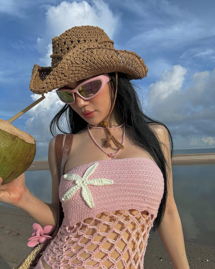 Trong chuyến du lịch biển mới đây, nữ ca sĩ diện bộ váy len móc (crochet) màu hồng pastel nhẹ nhàng nhưng lại mang thiết kế cực kỳ gợi cảm.