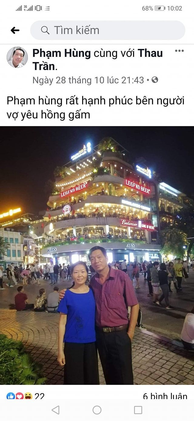 Trong những bức ảnh được chia sẻ, người chồng - tài khoản Facebook Phạm Hùng - không ngần ngại công khai gọi vợ là "vợ yêu Hồng Gấm", đăng ảnh đi ăn kem, đi dạo, và cả lúc thăm hỏi bạn bè thân thiết.