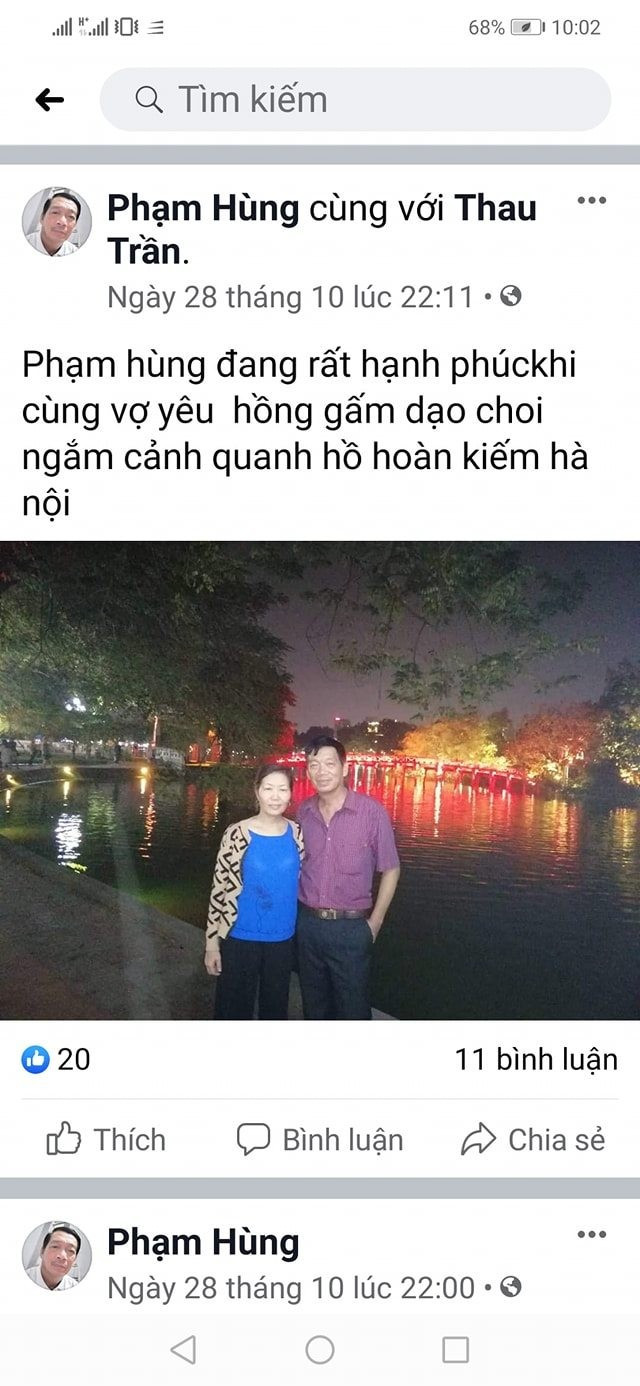 Cách ông cẩn thận ghi lại từng khoảnh khắc, kèm dòng trạng thái đầy tình cảm như: “Phạm Hùng rất hạnh phúc bên người vợ yêu Hồng Gấm.” “Phạm Hùng cùng Hồng Gấm vợ yêu thưởng thức đặc sản kem bơ Sài Gòn.”