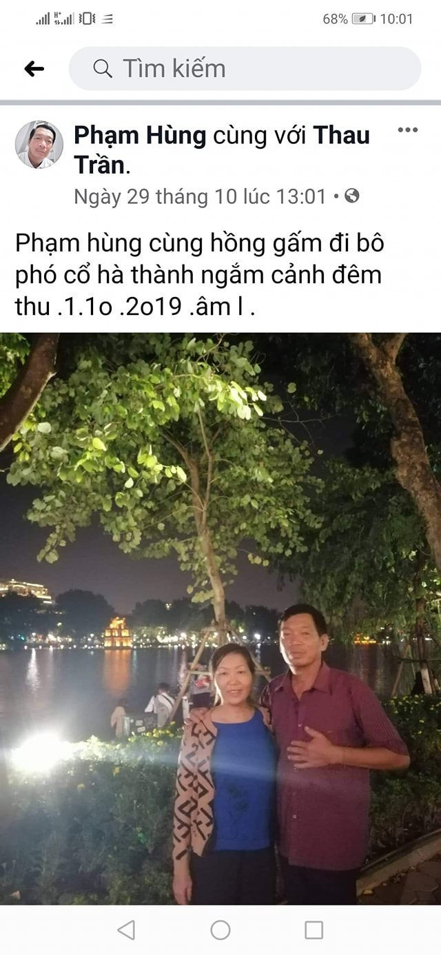 Điều đặc biệt nhất là cách xưng hô với vợ. Không câu nào ông quên nhắc "vợ yêu Hồng Gấm" hay "Hồng Gấm vợ yêu".