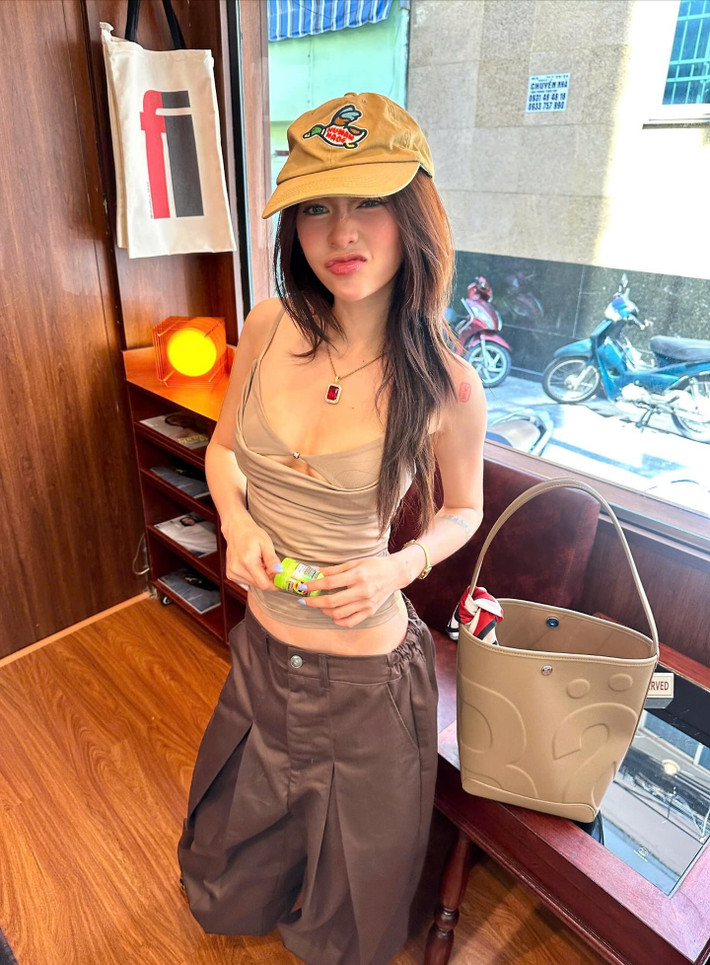 Cô nàng 10x thường xuyên mix & match các item tưởng chừng không liên quan nhưng lại tạo nên tổng thể hài hòa và ấn tượng. (Ảnh: IGNV)