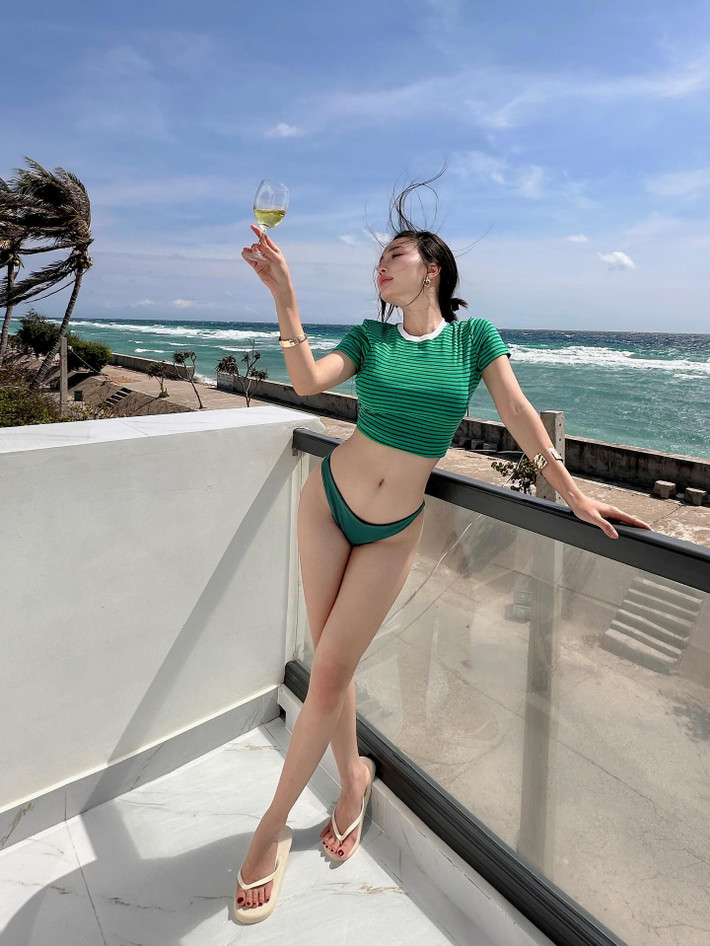 Huệ Chi thường diện các trang phục tôn dáng như crop top, váy bodycon hay quần cạp cao, giúp khoe khéo vòng eo thon gọn và đường cong quyến rũ. (Ảnh: IGNV)