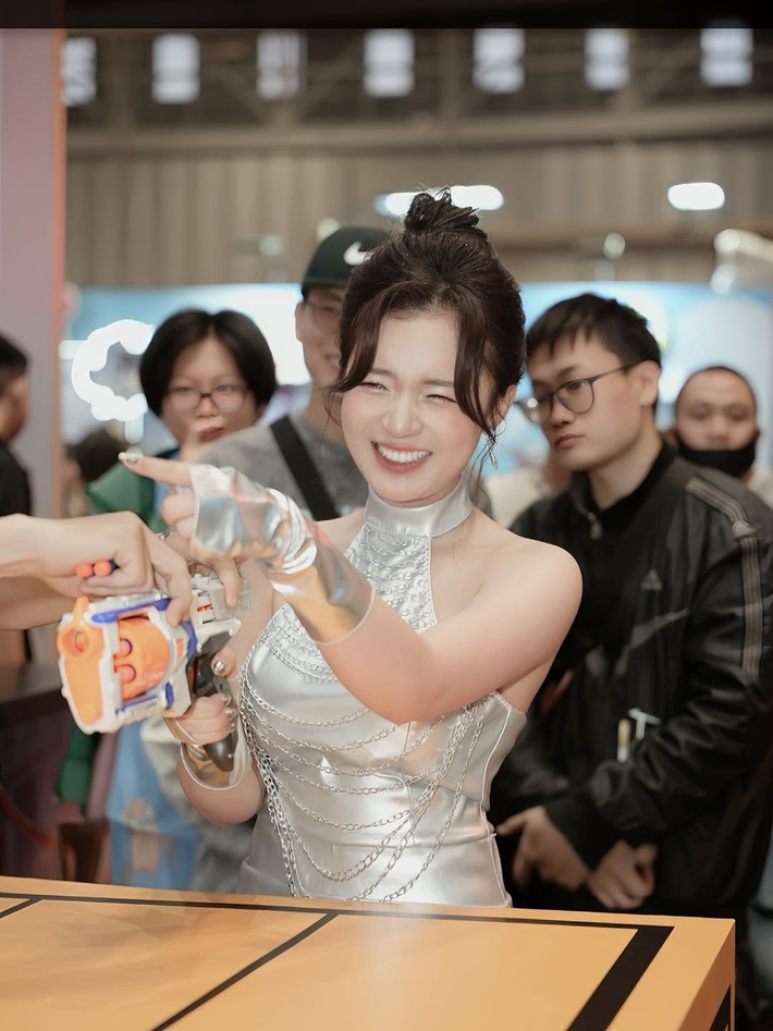 Không ít fan đã để lại bình luận “thả tim” rần rần, cho rằng giao diện lần này của Phương Thảo chẳng khác gì bước ra từ một buổi biểu diễn Kpop hay sân khấu thời trang cao cấp.