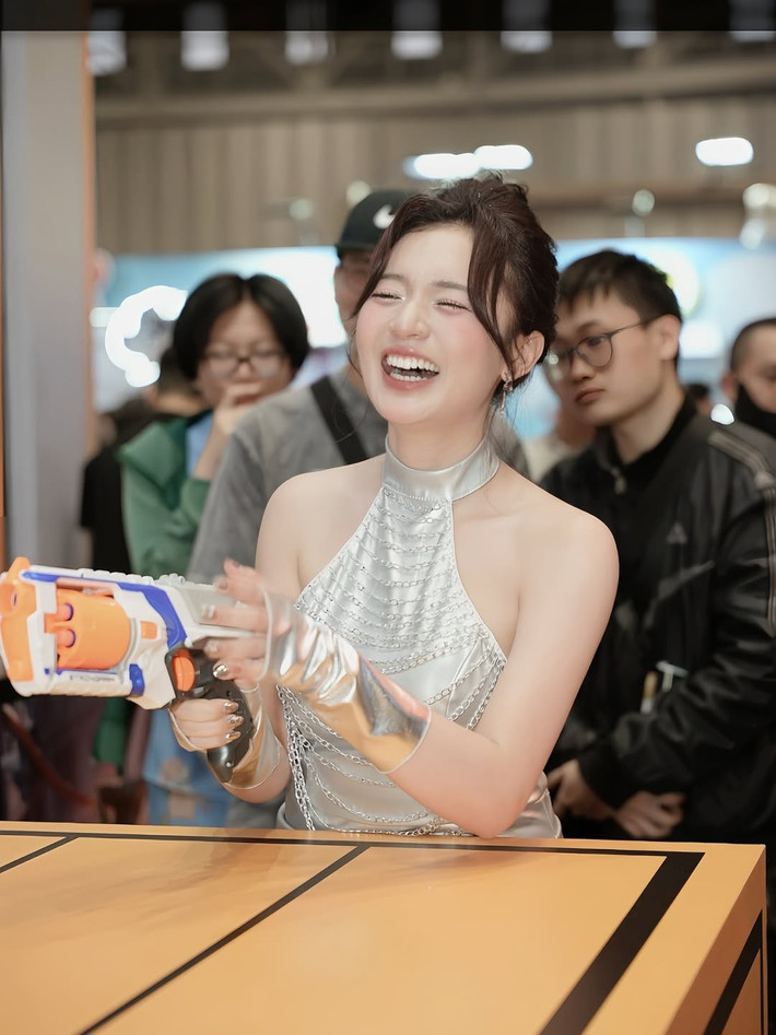 Sở hữu chất giọng truyền cảm, khả năng ứng biến linh hoạt và nền tảng kiến thức Esports vững chắc, cô được cộng đồng game thủ đánh giá là “MC hiếm hoi hội tụ đủ sắc - tài - bản lĩnh”.