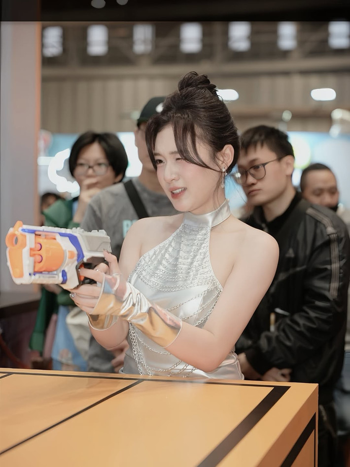 Được biết, Phương Thảo là MC kỳ cựu đồng hành cùng Đấu Trường Danh Vọng, AIC, AWC và nhiều giải đấu lớn nhỏ khác của Liên Quân Mobile.