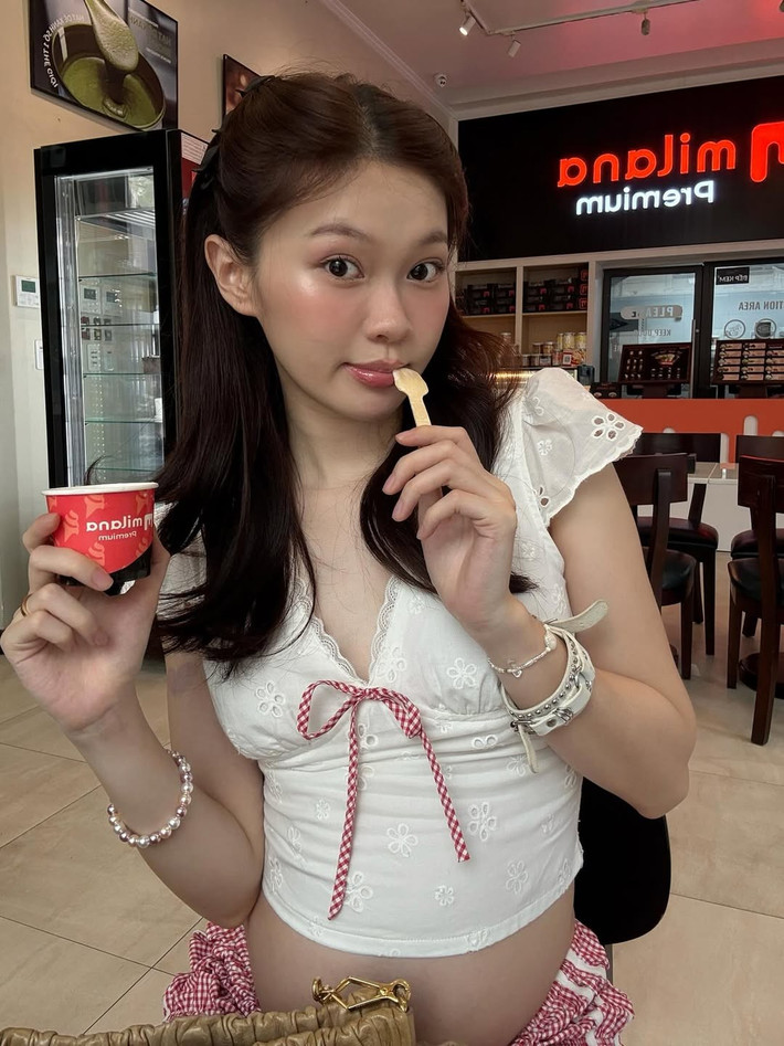 Những phụ kiện như chiếc kính mắt gọng tròn, vòng tay, túi xách cũng là một điểm nhấn thú vị, tăng thêm vẻ ngoài tri thức và đáng yêu cho cô nàng.