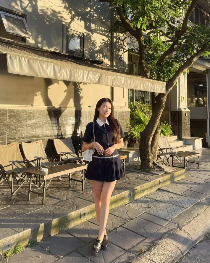 Dưới ánh nắng vàng của buổi chiều Hà Nội, cô nàng như bước ra từ một bộ phim thanh xuân ngọt ngào của Hàn Quốc.