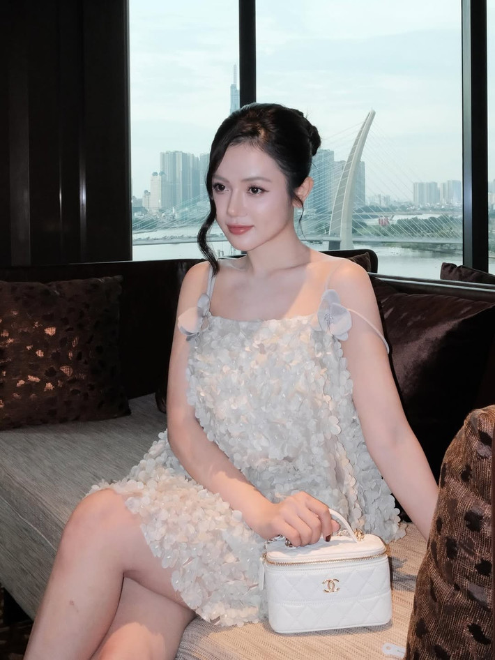 Trong những bức ảnh mới được chia sẻ, "Bò Chảnh" xuất hiện đầy duyên dáng và tinh tế trong một chiếc váy ngắn màu be hoặc trắng kem, được thiết kế độc đáo với những chi tiết hoa 3D nổi bật.