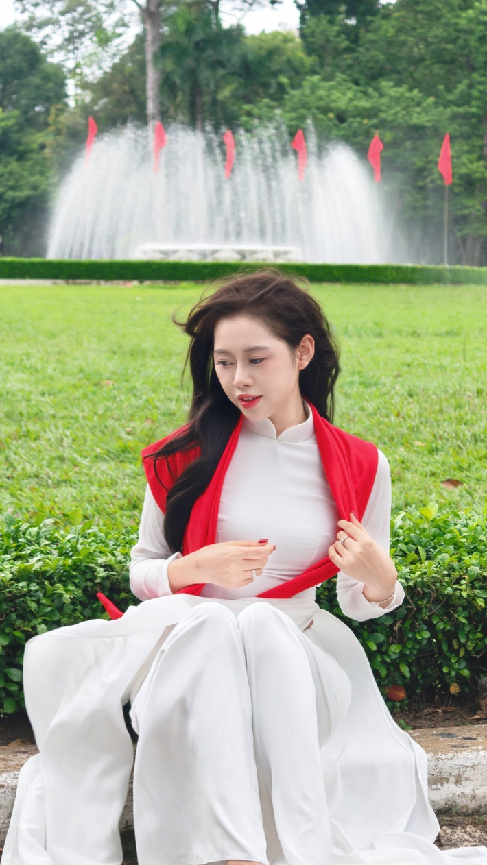 Hòa mình vào không khí những ngày cận kề đại lễ, mới đây trên trang cá nhân, Việt Phương Thoa đã đăng tải bộ ảnh chụp áo dài trắng đầy tự hào.(Ảnh: FBNV)